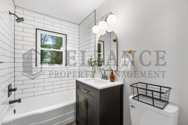 Building Photo - 211 E Meadowlark Rd