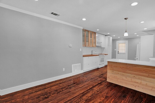 Building Photo - Cutest Cottage available Now in McKinney!