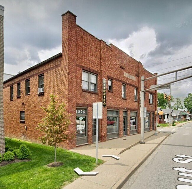 Building Photo - One bedroom apartment available south of downtown! Avail August 2026!