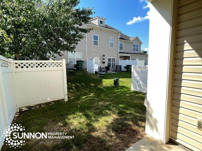Building Photo - Fresh and finished: 3 bed, 2.5 bath townho...