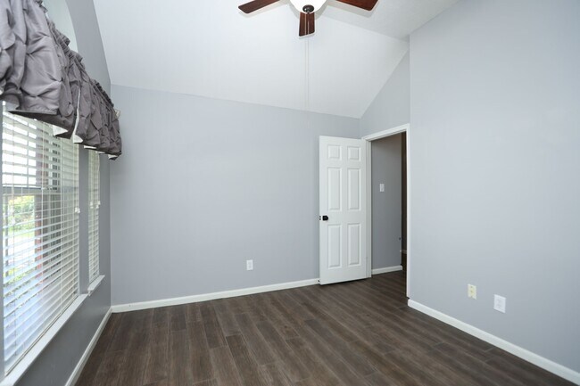 Building Photo - 11110 Fall Point Dr