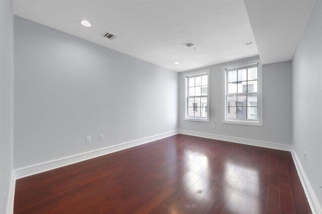 Building Photo - 830 Monroe St