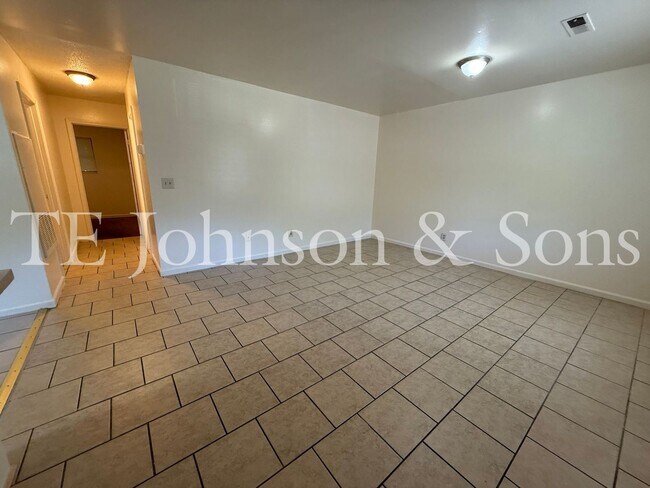 Building Photo - 2 Bedroom Utilities INCLUDED