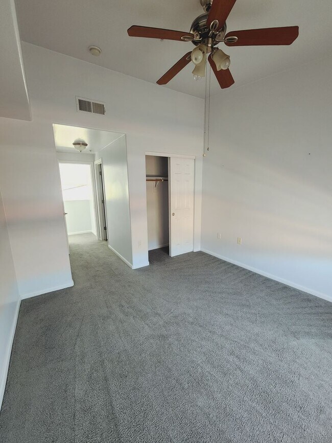 Building Photo - Lovely Parkside Townhome!