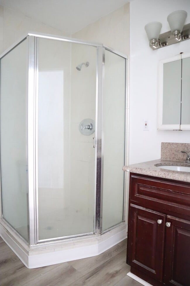 Building Photo - 2bed2bath Apartment in Heart of Pico Robertson!