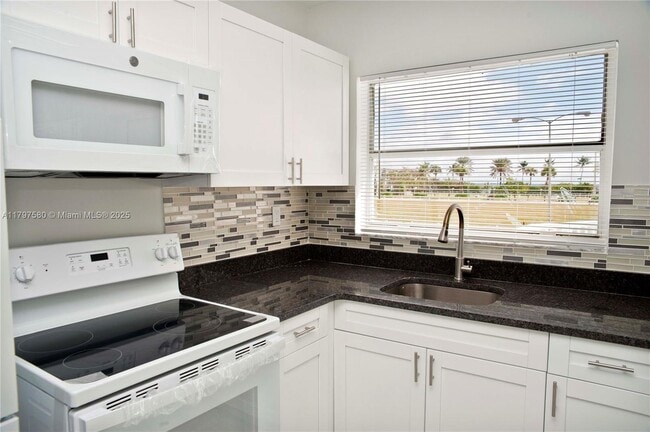 Building Photo - 4105 N Ocean Dr