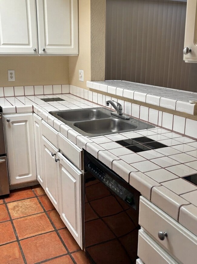 Building Photo - 1401 S Moonlight Dr