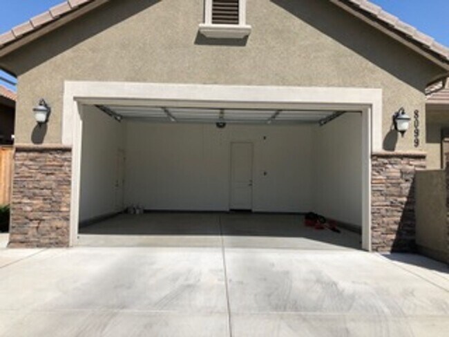Building Photo - Stunning 3 Bedroom 2 Bath in Fair Oaks, CA