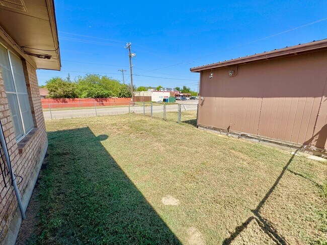 Building Photo - Charming 2 Bed 1 Bath Duplex - Walk to Sch...