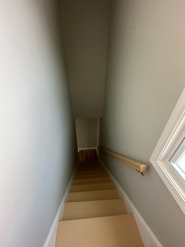 Building Photo - BEAUTIFUL RENOVATED NEW 3 BEDROOM HOUSE MI...