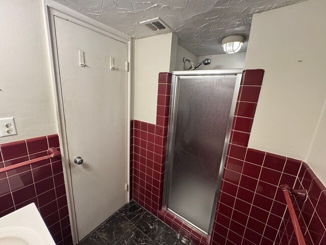 Building Photo - Beautiful 2-Bedroom 2-Bathroom 1st Floor Gold Coast Condo