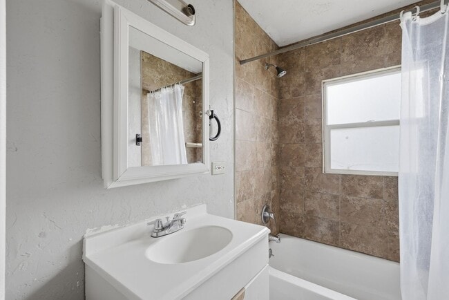 Building Photo - Swan Street Triplex