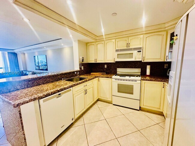 Building Photo - 2555 Collins Ave