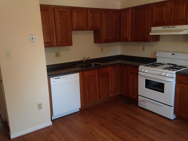 Building Photo - 3 BEDROOM REMODELED UNIT!