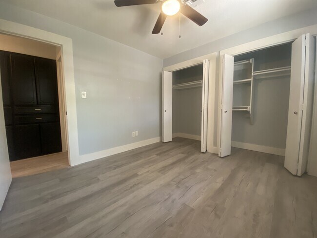 Building Photo - 2220 Louise Ln