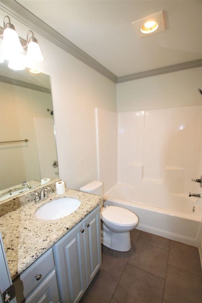 Building Photo - Beautiful 3 Bedroom 2 Bathroom Townhouse i...