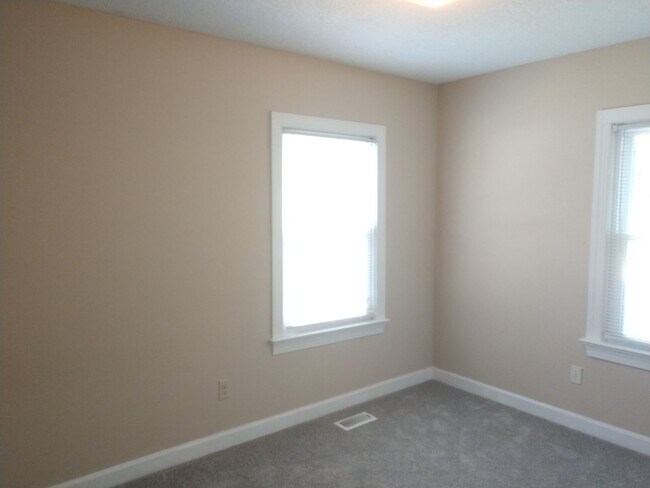 Building Photo - Cute 2 Bedroom Ranch!! Great deck and yard!