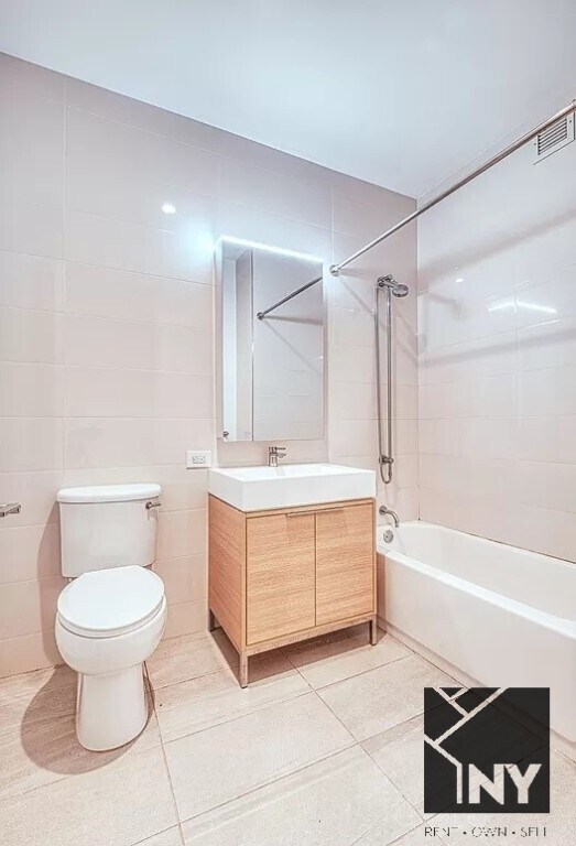 Building Photo - Luxury living - Great Deal - Massive space...