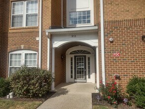 Building Photo - 812 Long Dr