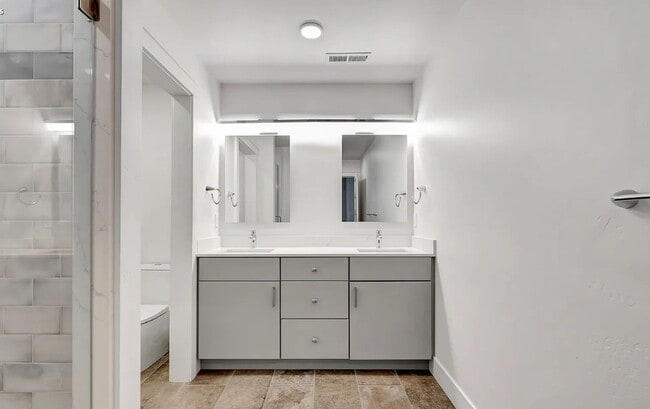 Building Photo - Beautiful Modern Condo in Rattlesnake