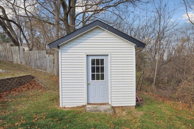 Building Photo - 5695 Hinkley Rd
