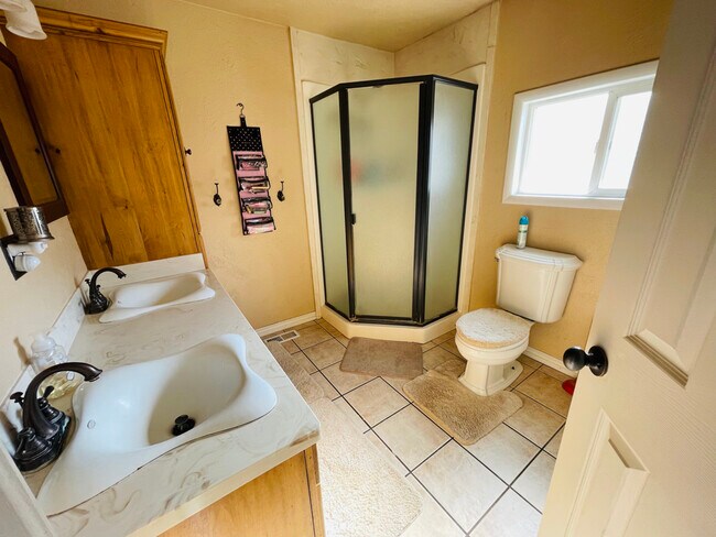 Master Bathroom - 2682 Southview Plz