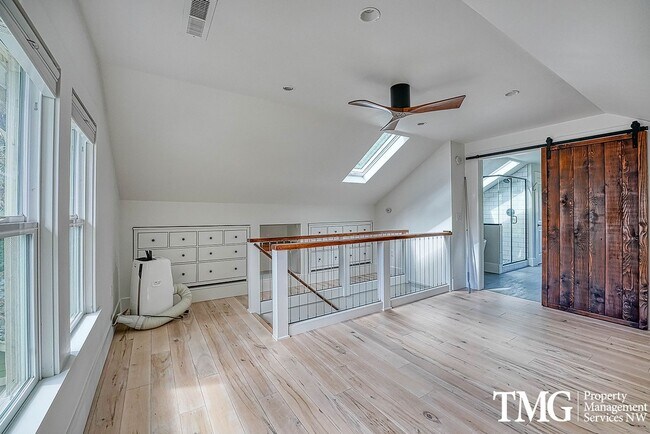 Building Photo - 3 BD SW Portland Home Near Multnomah Village