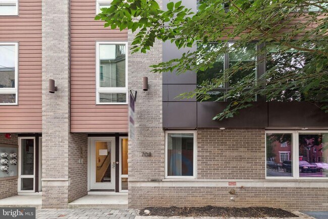 Building Photo - 708 S Sartain St