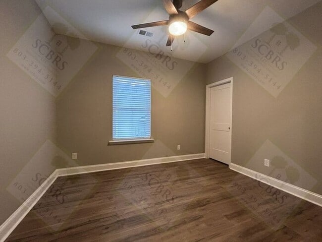 Building Photo - Modern 6-bedroom, 5-bath homes Just 8 Bloc...
