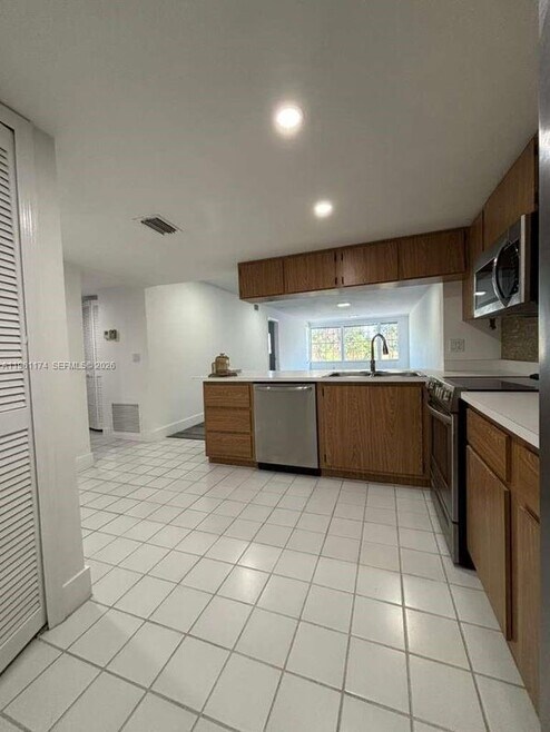 Building Photo - 1005 Palm Beach Trace Dr