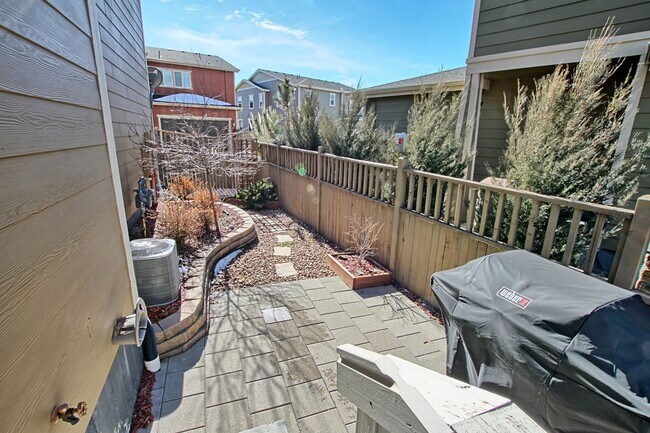Building Photo - 3 bed 2.5 bath Castle Rock Townhome in the Meadows