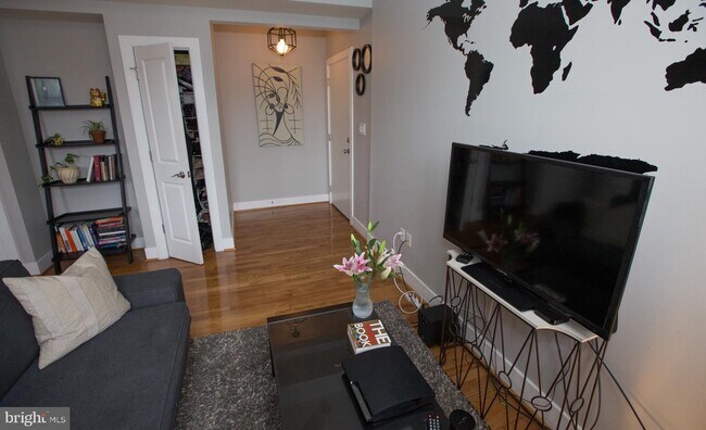 Building Photo - 2 17th St SE