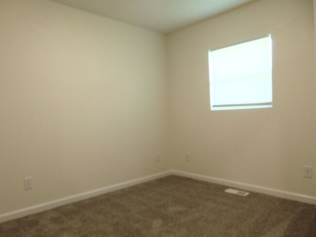 Building Photo - Newly Remodeled 4 Bed 2 Bath Duplex!