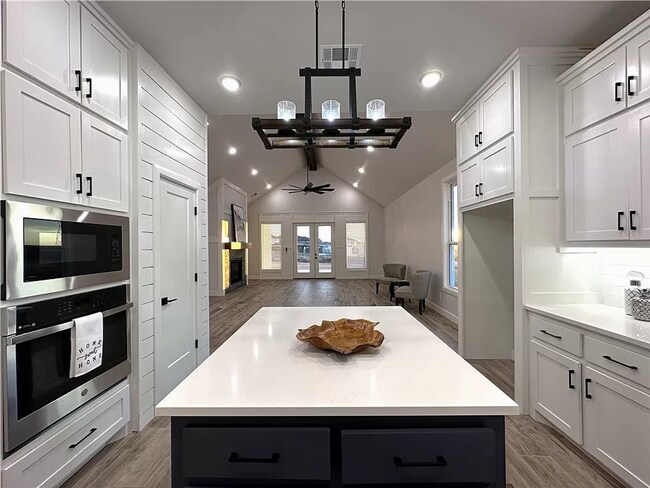 Building Photo - Luxarious 3BD/2BTH Home off of JKP Turnpik...