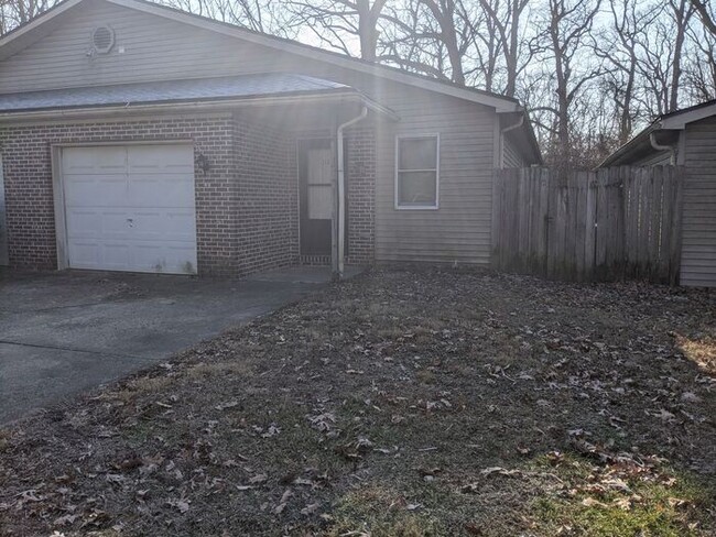 Building Photo - 2 Bedroom Duplex w/Attached Garage & Pets ...