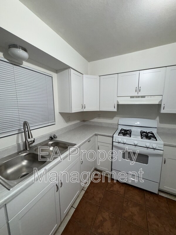 Building Photo - 1212 Chelwood Park Blvd NE