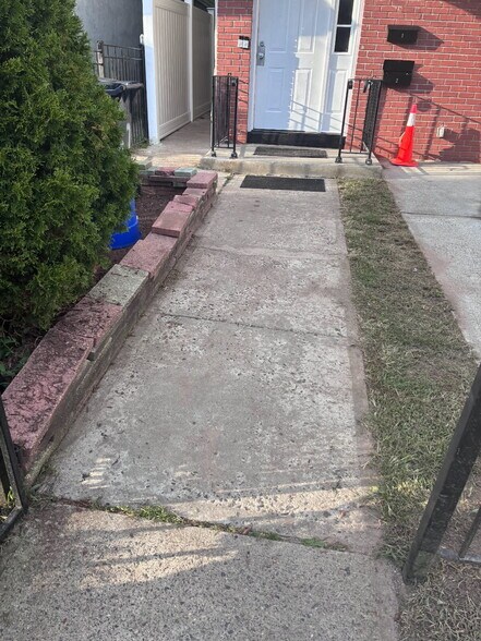 Front Door. Vinyl Fence - 67 Rose Ter