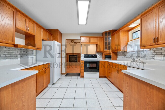 Building Photo - 614 N Brownthrush Ln