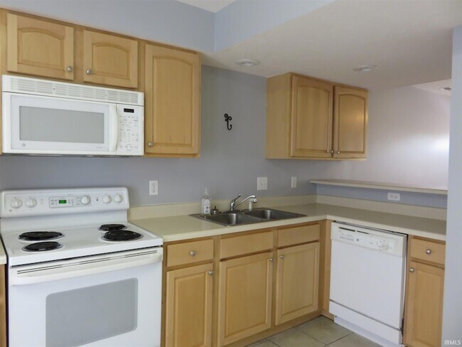 Building Photo - 3432 S Oaklawn Cir