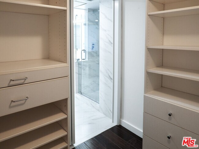 Building Photo - 13700 Marina Pointe Dr