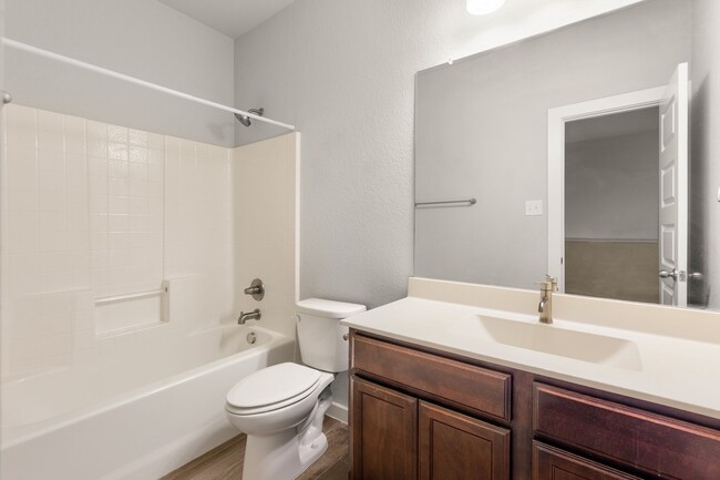 Building Photo - AVAILABLE NOW! Beautiful 3 bedroom Luxury Duplex, New Braunfels, Texas!