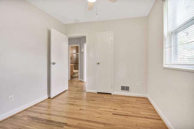 Building Photo - Charming Rambler - Close to Downtown Silve...