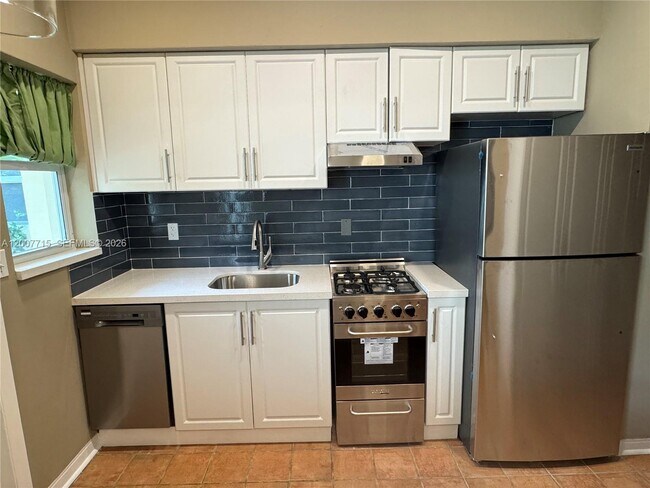 Building Photo - 725 NE 91st St