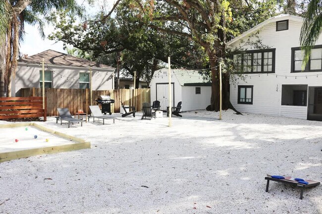 Building Photo - 102 W Emma St