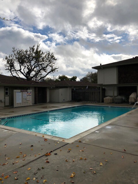 Building Photo - 617 Millich Dr