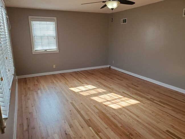 Building Photo - Gorgeous home near Westboro park.
