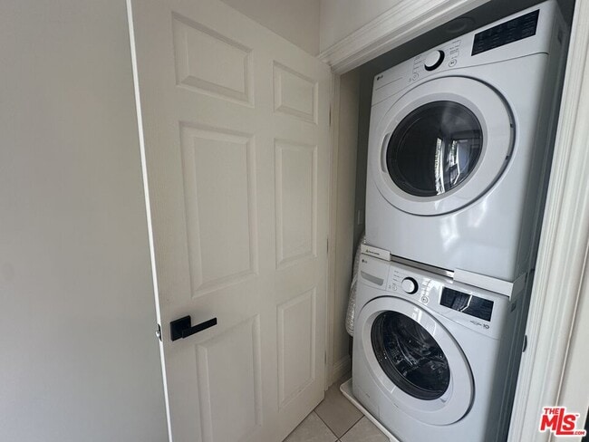 Building Photo - 324 N Palm Dr