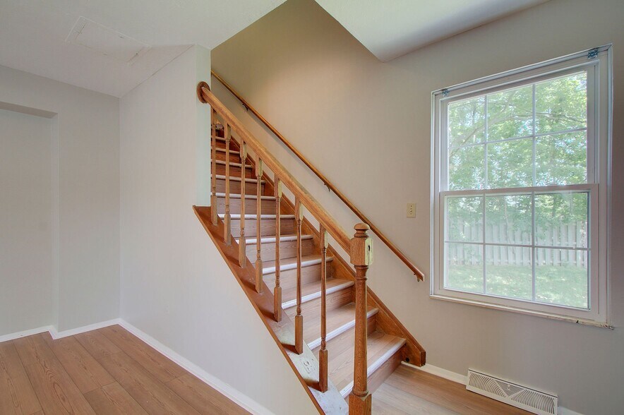 Building Photo - 1655 Southbend Dr