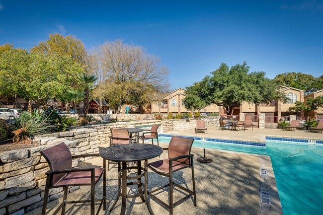 Building Photo - BEST 2 BEDROOM - PRIVATE YARD - PRIVATE GA...