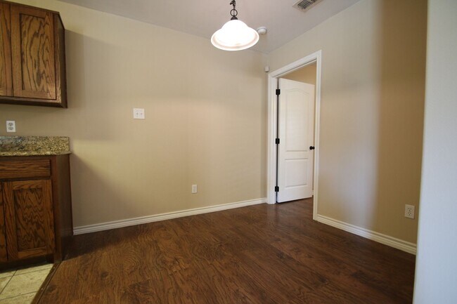 Building Photo - ~INVITING 3/2.5 Townhome Includes Granite in Kitchen & All Kitchen Appliances***Landscaping Inclu...
